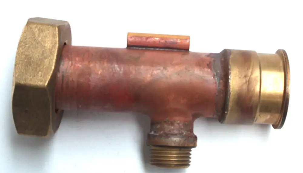 Kupferrohr mit Messinganschlüssen, verwendet für Heizungs- oder Wasserleitungssysteme, kompatibel mit Daikin-Produkten.